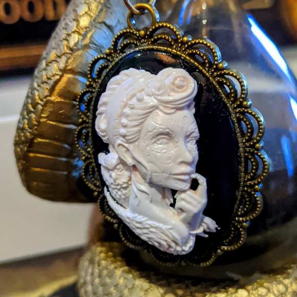 Goth Cameo Woman with Owl - Picture 6 of 8